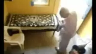 رجل عجوز مع محجبه في المكتبه