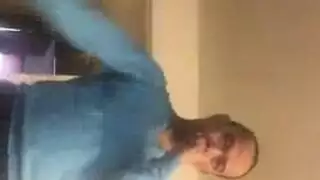 شقراء ناضجة تمارس جنساً عنيفاً في حمام عام