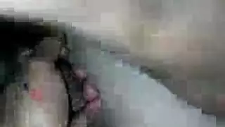 مراهقة عربية نحيلة تخلع ملابسها وتداعب مهبلها الحليق
