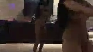عاهرات حانة طوكيو تسيطر على المسرح بعملية إيلاج مزدوج عنيف