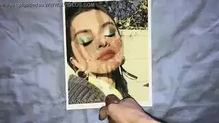 عاهرة الحفلة سيلينا غوميز تنزل على عضو أبيض عملاق