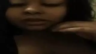 ضرب قضيبي بين ثدييها العملاقين الشبيهين بالترامبولين