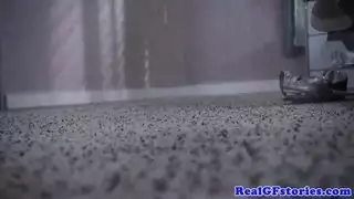 أم مثيرة تأخذ قذفًا على وجهها من قضيب زوجها السميك