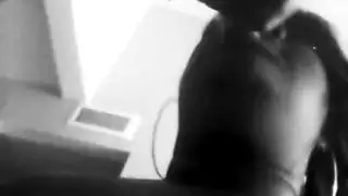 سأقوم بمص قضيبك بعمق حتى تتوسل للمزيد، أيها الفتى المشاغب