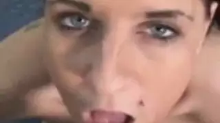 العاهرة النهمة تأخذ كل السائل المنوي الذي تستطيع الحصول عليه