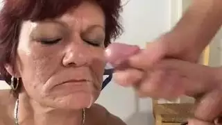 ميلف وقحة تستخدم شاباً لمص ثدييها وإيلاج مكثف
