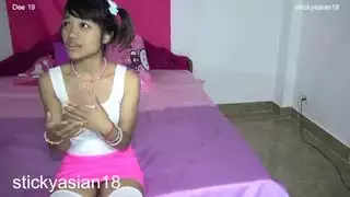 الحمار الآسيوي الصغير اللزج يحب مص القضيب، خاصة عندما تحصل على وجهها في الحلق العميق