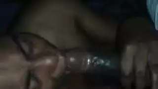 فتاة عاجزة تنيك على وجهها في المقعد الأمامي