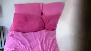 كيتي النحيفة تكشف عن ثدييها الصغيرين المثيرين للمعجبين