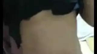 بعد مداعبة الحلمات، يدخل حبيبها بعمق في مهبلها