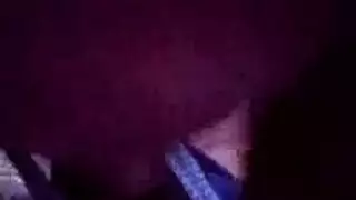 نجم إباحي يومئ بعينه ويمص العضو في جلسة ويب كام صريحة