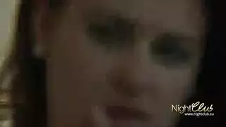 يساعدها ويستمتع بها
