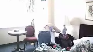 مراهقة منحنية في سراويل مخططة تُمارس معها الجنس بقوة