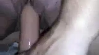 مثنية على الأريكة: ميلف بمؤخرة كبيرة تُضاجع بقوة وهي مرتدية الكعب