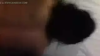 خيانة الحي: عاشقتان تشاركان قضيب الرجل المتزوج