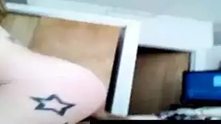 خيال وشم مراهق جامح: مشهد كس مكشوف