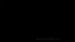 يستخدم نموذج الأشقر القديم الألعاب على الوجوه والثدي
