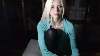 شقراء ساخنة تبلع بعمق حتى تتلقى قذفًا على وجهها