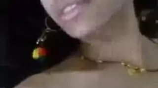 جميلة هندية تُهيمن عليها قضيب جلدي من الخلف