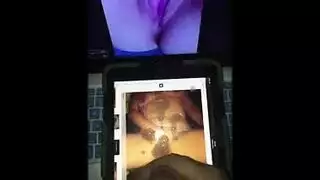 لعب مارتا بلعبة شرجية أثناء الغسيل