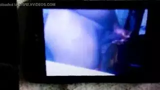 عمل على المكتب مع قضيب صلب في الممر