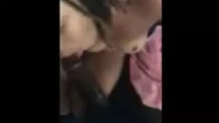 فم سمراء مملوء بقضيب أبيض سميك