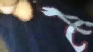 مدمنة على اختراق حلقها بالقضيب الصغير القاسي