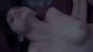 جنس شديد في السرير: زبه الصلب يجعل كسها ينبض