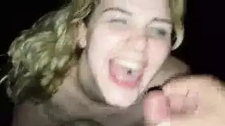 عاهرة شقراء منقادة: إنهاء على الوجه وأصابع تنكح
