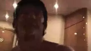مثليات كبيرة الصدر مقص وأصابع على الطاولة