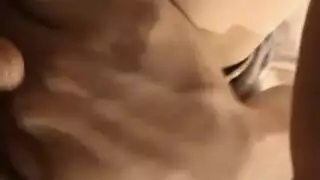 عاهرة قذرة تأخذ حمولة نيئة في مؤخرتها
