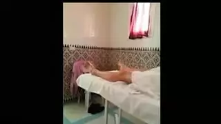 عسليلة في الكعب تئن بصوت عالٍ خلال جماع جماعي مكثف
