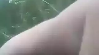 يحسس بزبو على كسها ويدخلو براحه