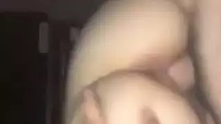 شقراء تنلطخ ماسكاراها من الخلف