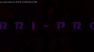 الفحل الأسود يضرب أثداء كيري كينسلي حتى تئن