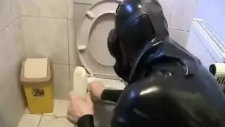 اختبار بلع عميق مع سيدتين متسلطتين وعبد مستسلم