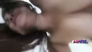 مراهقة محمرة تبتسم وهي تستمني