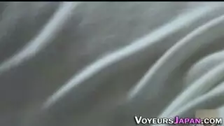 فتاة آسيوية حمراء الشعر تأخذ قضيبًا صلبًا في كسها الضيق