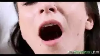 زوجة الأب صغيرة الصدر تقدم استمناء يدوي يقود لقذف منوي كبير