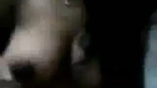 فاتنة مفلس يرتدي قناعا أثناء مص ديك من خلال شق عميق في المؤخرة