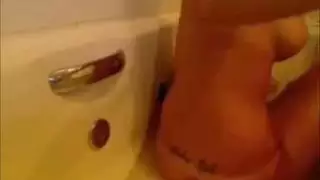 استمناء تنورة التبول مثليه