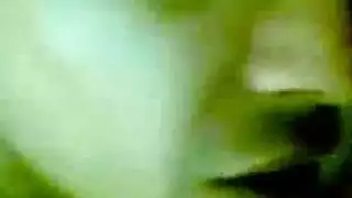الفاتنة الشرقية تفتح مهبلها على مصراعيه