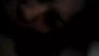 امرأة غنية مدللة بحذاء أحمر تحصل على جلسة بلع عميق