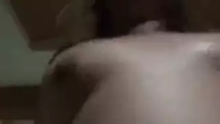 الزوجة الخائنة تبلع زبه بينما يدلك نفسه بقوة