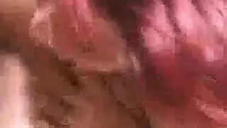 فتيات مثيرة تمص ديلدو عملاق على كاميرا مباشرة بينما رجالهن يشاهدون