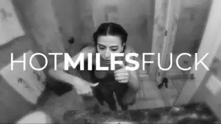 أمين المكتبة امرأة مشاكسة