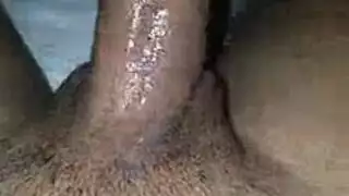 رجل مخلص يشارك زوجته المثيرة لتدليك فاحش وتجربة جنس ثلاثي جامح