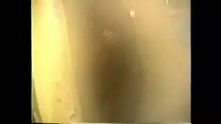 الزوجة الخائنة تأخذ قضيب ابن زوجها في الحمام