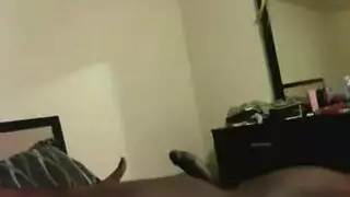 كس بدينة سمراء يُعامل بالإصبع بقوة ومستعد للقذف