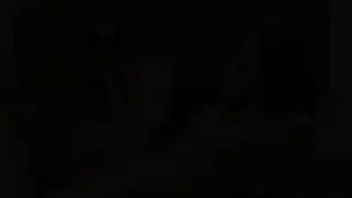 رجل يدخل يده في طيز قحبا